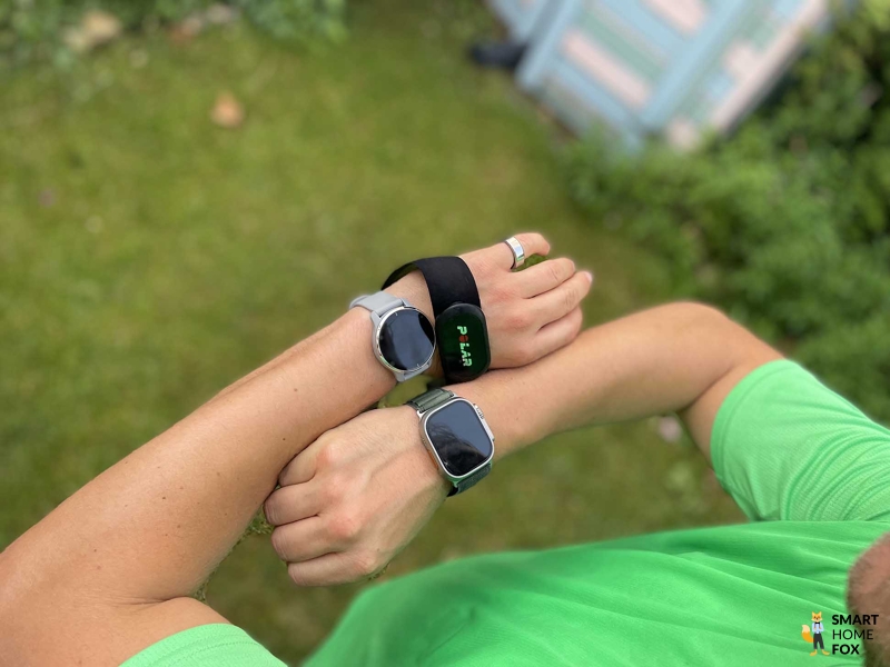 Вы можете видеть Garmin Venu 2 Plus, Apple Watch Ultra и нагрудный ремень Polar H10.